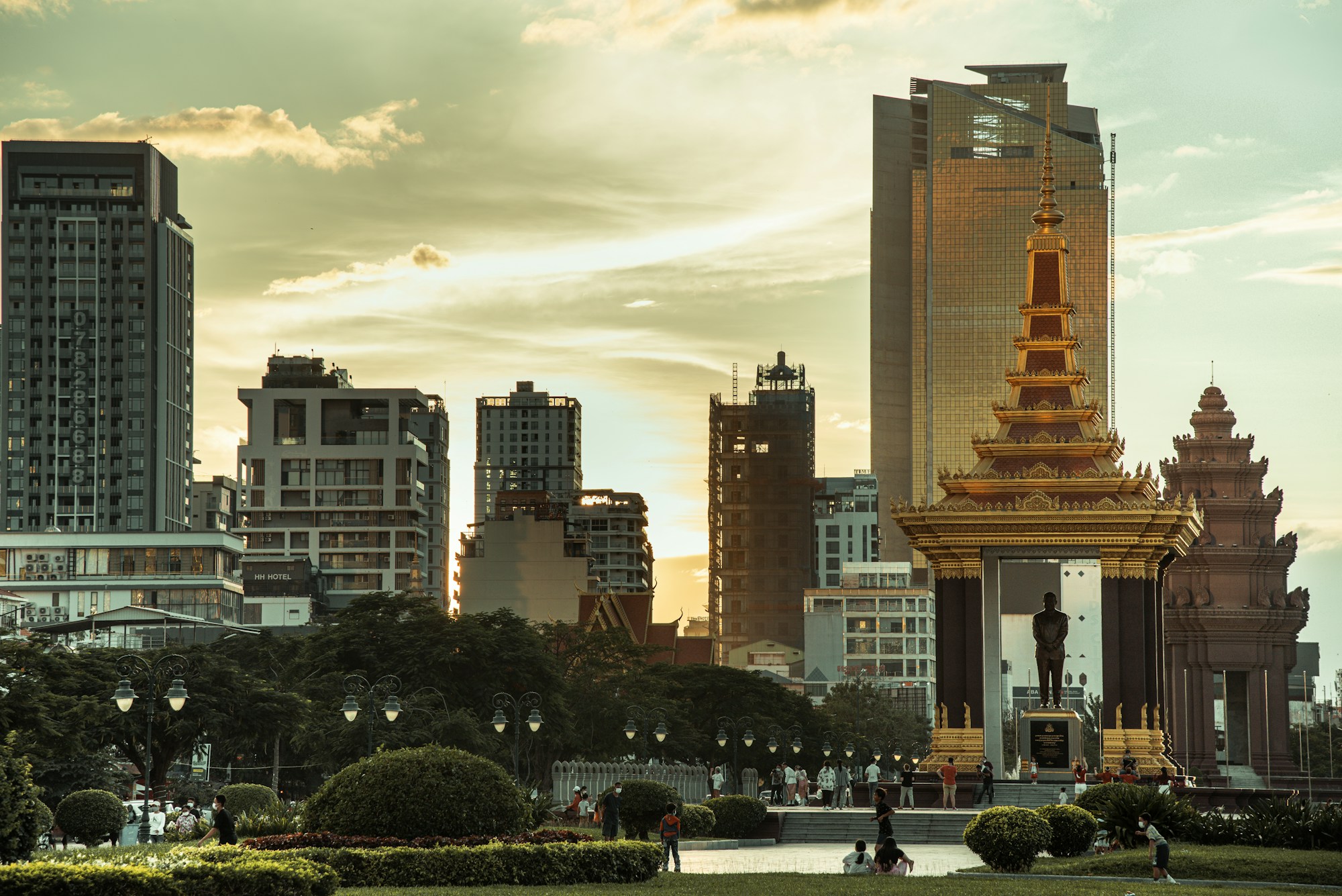 Monument de l’Indépendance et paysage urbain de Phnom Penh au coucher du soleil